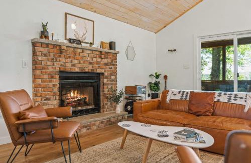 Pocono Summit House | Lake Daze by AvantStay Lakefront w Modern Interior Enclosed Porch Hot Tub