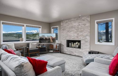 Corinthian Hills House | Lake Dillon Retreat Townhome Panoramic Lake Mountain Views