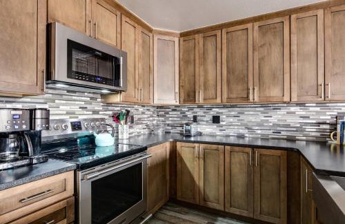 Corinthian Hills House | Lake Dillon Retreat Townhome Panoramic Lake Mountain Views