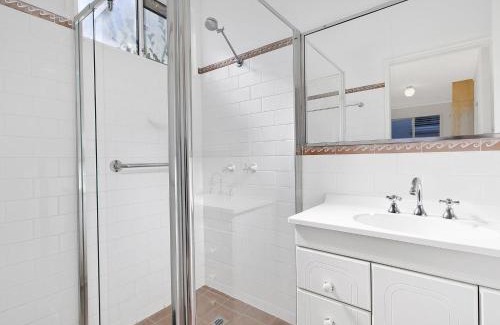 Buff Point House | Lake Edge Cottage