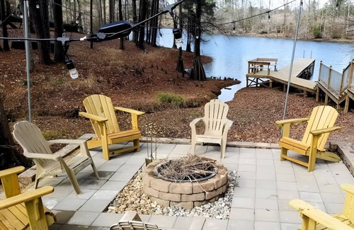 Negreet House | LAKE EFFECTS - WATERFRONT w/PIER & FIRE PIT, WIFI, BEAUTIFUL & PEACEFUL 3BR/2BA
