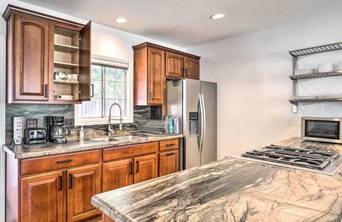Lake Elsinore Cottage | Lake Elsinore Escape: Walk to Beach & Main St!