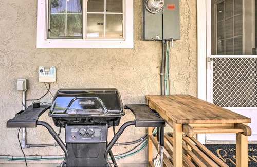 Lake Elsinore Cottage | Lake Elsinore Escape: Walk to Beach & Main St!