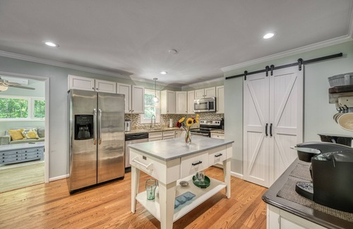 Livingston House | Lake, Entire House, 4BR, Hot Tub, New Fire Pit, Dog Friendly w/Fenced yard!