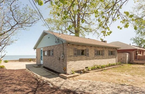 Oak Harbor House | Lake Erie Beachfront Cottage