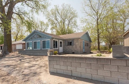 Oak Harbor House | Lake Erie Beachfront Cottage