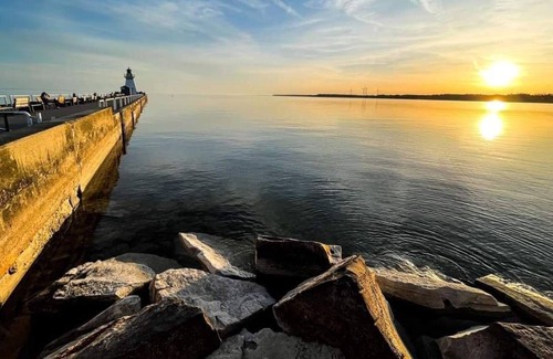Port Dover Apartment | Lake Erie Condo w/private Beach & Deck Bunkie
