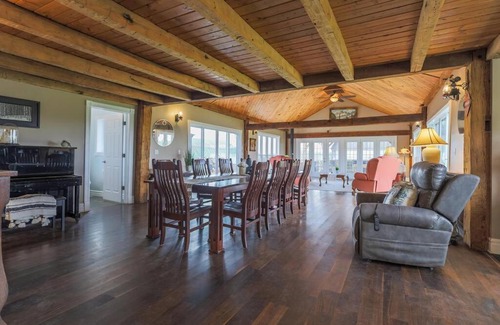 Hamilton House | Lake Erie Manor-7 BDRM Home