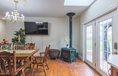 Hamilton House | Lake Erie Manor-7 BDRM Home