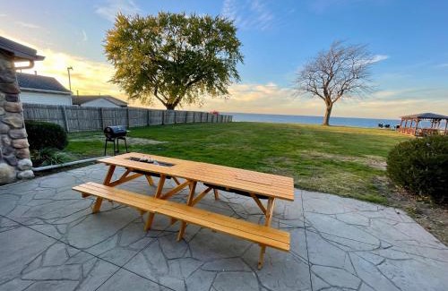 North East House | Lake Erie waterfront home with classic game arcade