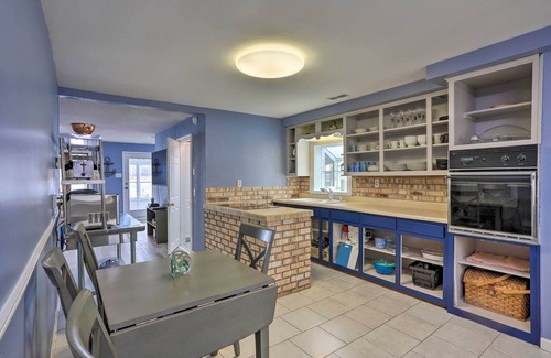 Shoreland House | Lake Erie Waterfront Home w/Sunroom & Yard!