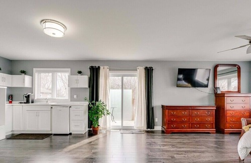 Town of Essex Apartment | Lake Erie Wine Route Studio: Hot Tub Getaway