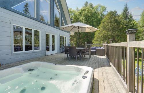 Pontiac House | Lake Escape - Waterfront, Hot tub, Sleeps 14