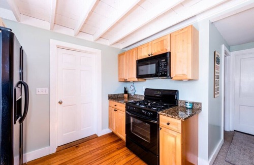 Union Pier House | Lake Escape - Cozy Cottage - Private Hot Tub - 1.5 blocks to Berrien St Beach π
