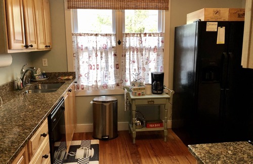 Union Pier House | Lake Escape - Cozy Cottage - Private Hot Tub - 1.5 blocks to Berrien St Beach π