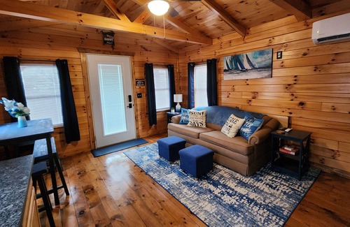 Ashtabula Cabin | Lake Escape - Lovely Little Lakeview Cabin
