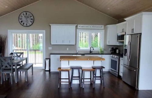 Armour Cottage | Lake Escape - Luxury Cottage With private man-made beach and shallow water entry