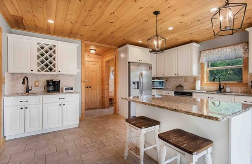 South Kortright Cabin | Lake Eugene Brand New 5 BR 2.5BA LogHome Lakefront!