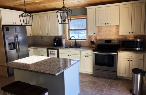 South Kortright Cabin | Lake Eugene Brand New 5 BR 2.5BA LogHome Lakefront!