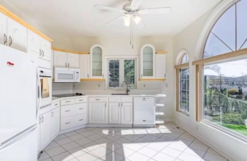Glasser Apartment | Lake Facing Commute Friendly Sunny & Serene House