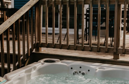Six Lakes Cottage | Lake Forest Cottage - Dog Friendly w/Hot Tub, Firepit and Kayaks