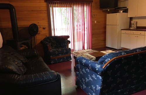 Harwood Ski Chalet | Lake front 3 bedroom 2 Storey Chalet, Sauna, Summer Heated Pool