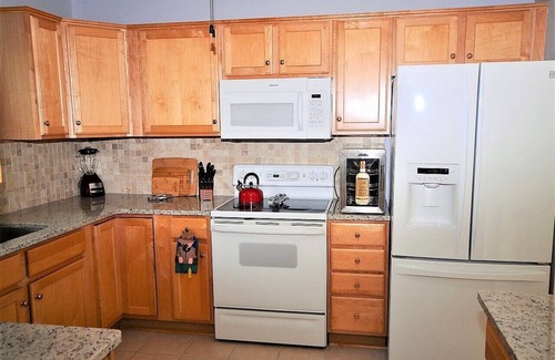 Hardy House | LAKE FRONT, 3 BEDROOM, 3 1/2 BATH, Covered Boat Slip, 2 FIREPLACE, 4 KAYAK, WIFI