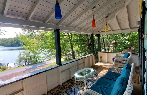 White Lake House | LAKE FRONT BETHEL WOODS Open Neal Young Your Own Dock to use,