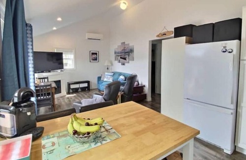 Shortts Lake Cottage | Lake Front Bliss: Cozy And Modern Cottage Retreat