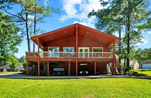 Brookeland Cabin | Lake Front Cabin! nPool, Basketball, Boat parking & Firepit. Lots of parking.