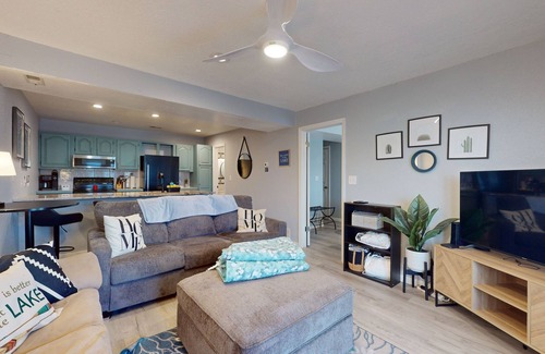 Lake Ozark Condo | Lake front condo w/incredible views, central air & shared pool