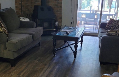 Victoria Road Cottage | Lake front cottage. Located in Kawartha Lakes. Close to all amenities.