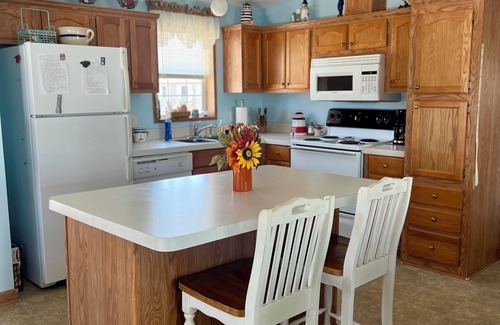Oak Harbor House | Lake Front Cottage Perfect for Fisherman, Birders, and Family Vacations.