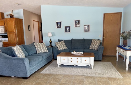 Oak Harbor House | Lake Front Cottage Perfect for Fisherman, Birders, and Family Vacations.
