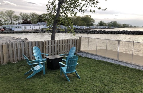 Oak Harbor House | Lake Front Cottage Perfect for Fisherman, Birders, and Family Vacations.