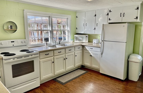 Leesburg Cottage | Lake Front Cottage, Private Boat Ramp & Dock, Kayaks, Arcade Games, Ping Pong