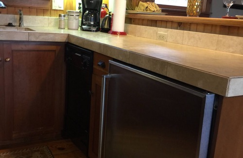 Red Hook Cottage | LAKE FRONT COTTAGE - YEAR ROUND HOT TUB