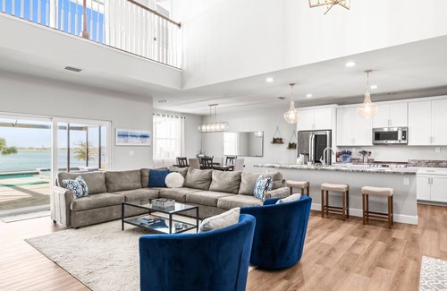 Southside Rural Community House | Lake Front Dream Home w/Pool Featured on HGTV