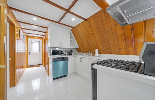 Barrie House | Lake front elf house🩷kayaks-fire pit🩷one hour away from Toronto