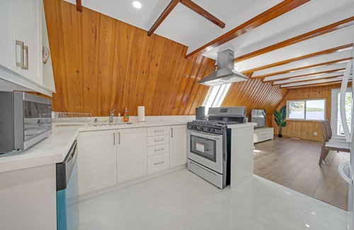 Barrie House | Lake front elf house🩷kayaks-fire pit🩷one hour away from Toronto