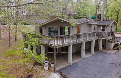 Eddyville House | Lake Front ~ Family Friendly ~ Private Dock with Amazing Views ~ Modern Upgrades