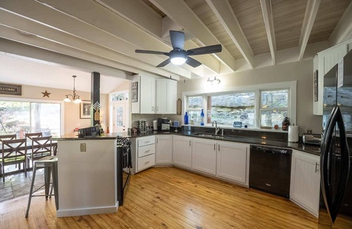 Sylvan Shores House | Lake Front + Firepit + Kayaks + Memories