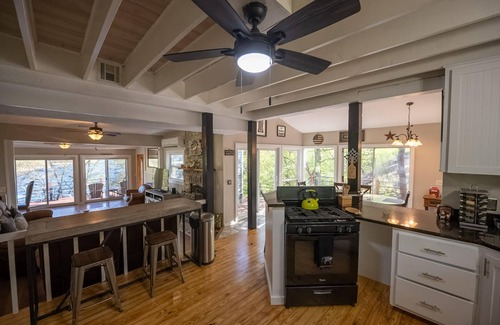 Sylvan Shores House | Lake Front + Firepit + Kayaks + Memories