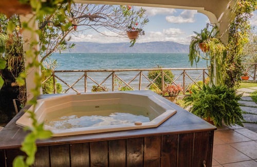 San Pedro La Laguna Villa | Lake front with Jacuzzi - La Villa del Lago