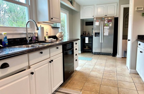 Mount Juliet House | Lake Front Haven with Dual Living Rooms, Hot Tub