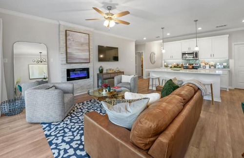 Gun Barrel City House | Lake Front Home HUGE Yard Sand Volleyball & Spa