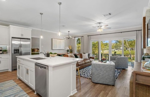 Gun Barrel City House | Lake Front Home HUGE Yard Sand Volleyball & Spa