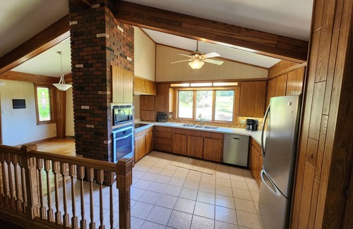 Oakdale House | Lake front home in Solon, close to University of Iowa, Iowa City & Cedar Rapids.