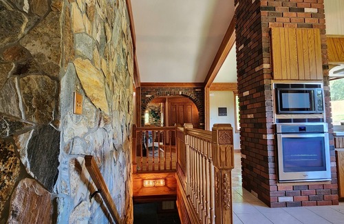 Oakdale House | Lake front home in Solon, close to University of Iowa, Iowa City & Cedar Rapids.