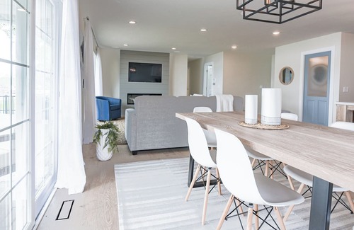 Lowell House | Lake Front Home with open floor plan and amazing back yard accommodates 2 night+